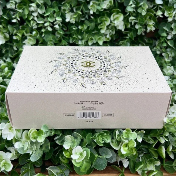 CHANEL Limited Edition Holiday Beauty 2025 Gift Box - Picture 4 of 11